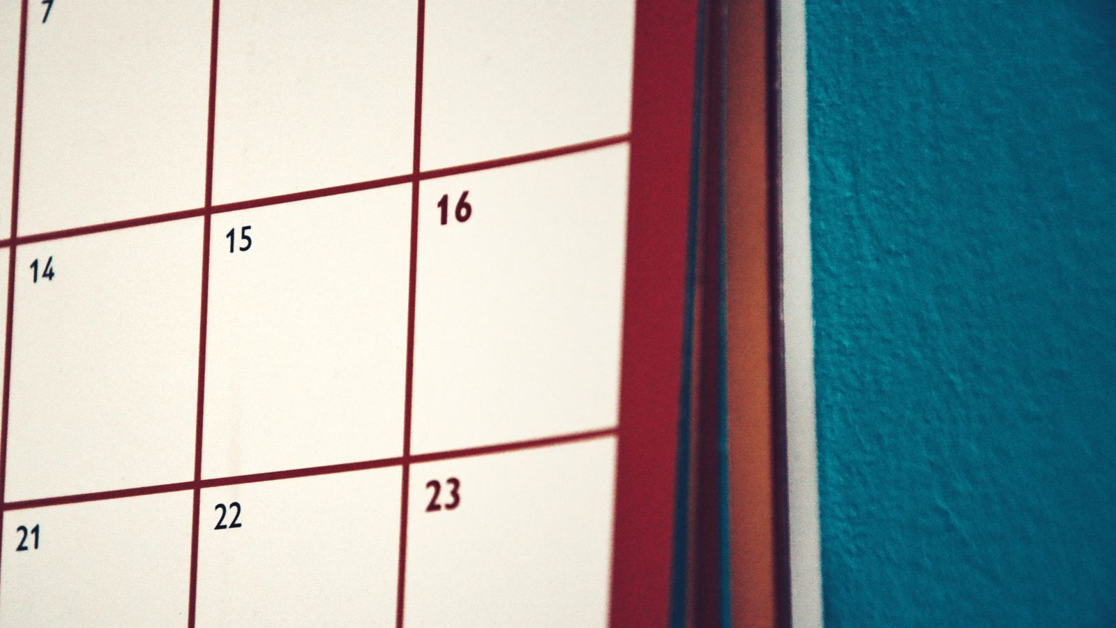 Wall calendar with marked dates, representing leave planning and approvals for field employees